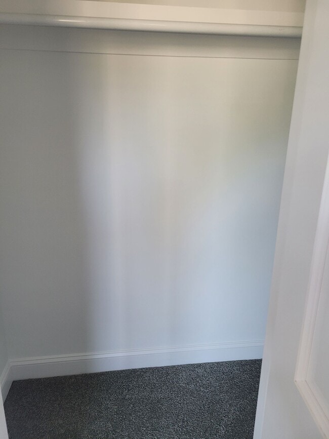 Building Photo - 2 Bedroom, 2.5 Bath Modern Duplex - Walkin...