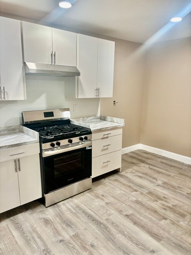 Building Photo - 2 Bedroom, 1 Bathroom Newly Renovated Cond...