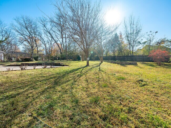 Building Photo - "Charming 3-Bed Home with Gleaming Hardwood Floors on Sheffield Road!"
