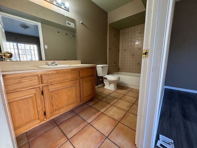 Building Photo - Prime Location University Townhome!