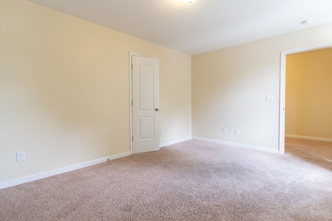 Building Photo - MOVE IN READY 3 Bedroom!