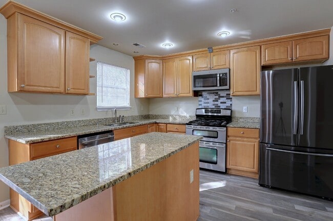 Building Photo - 3BD/2.2BA Fabulous End-Unit Townhome in Columbia