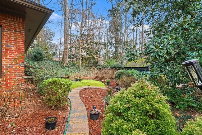 Building Photo - 4 Bedroom, 4 Bath in the heart of Emory, CDC corridor