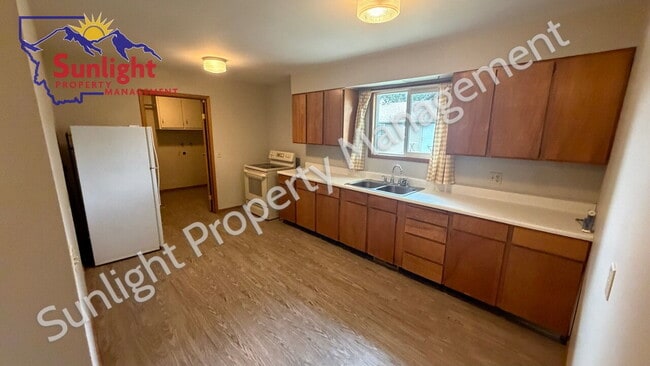 Building Photo - Spacious 2 Bedroom, 1 Bath Duplex with Garage and Laundry Room