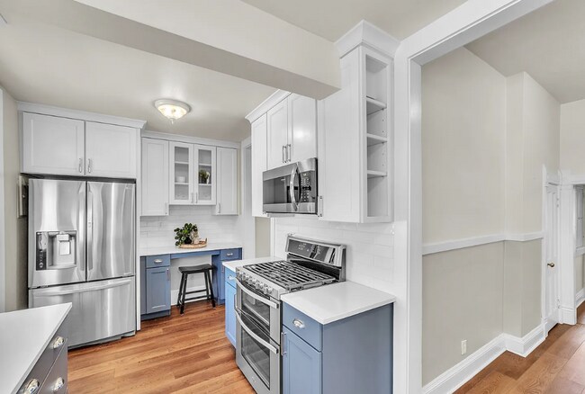 Building Photo - Beautiful 5 Bedroom Home with Lots of Natural Light and Private Fenced Backyard! A Must See!