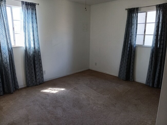 Building Photo - 3 Bedroom, 2-Bathroom in the NE Heights, Close to Everything.