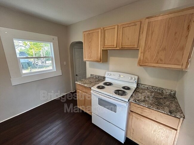 Building Photo - 2213 Ravenwood Ave