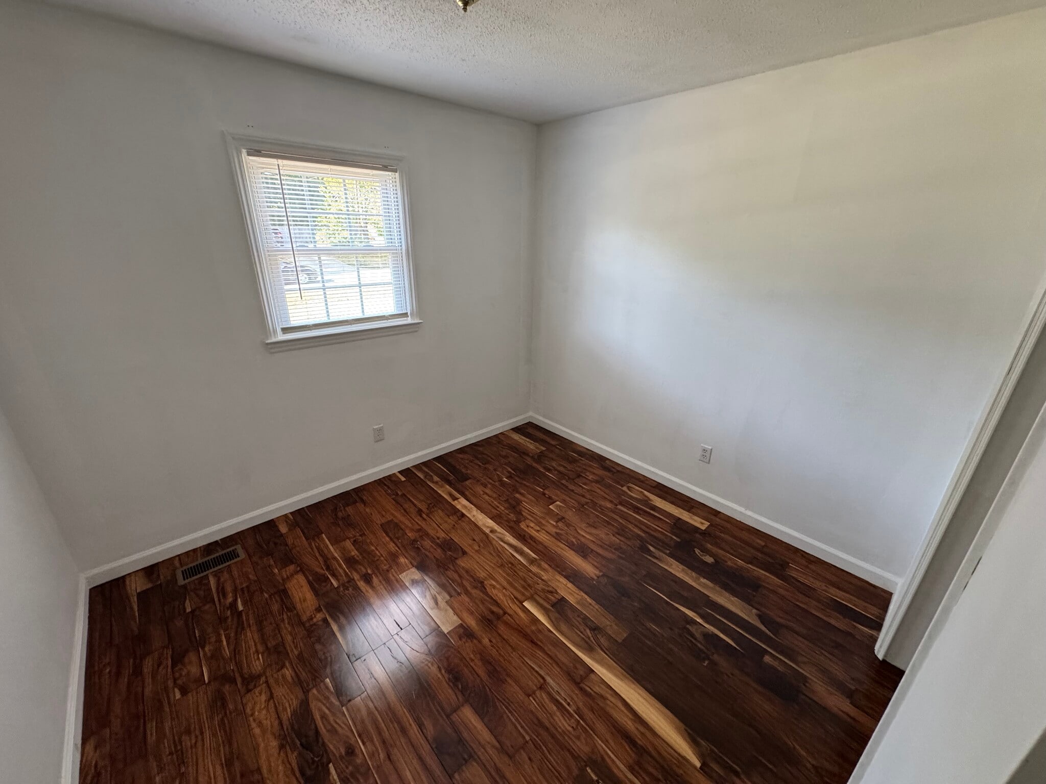 Building Photo - 1020 Village Cir