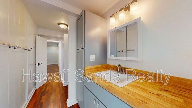 Building Photo - 3009 Alencastre Pl