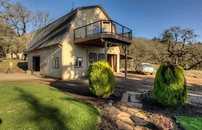 Building Photo - 5bd/5ba +HUGE BARN & SHOP - Absolutely LUX...