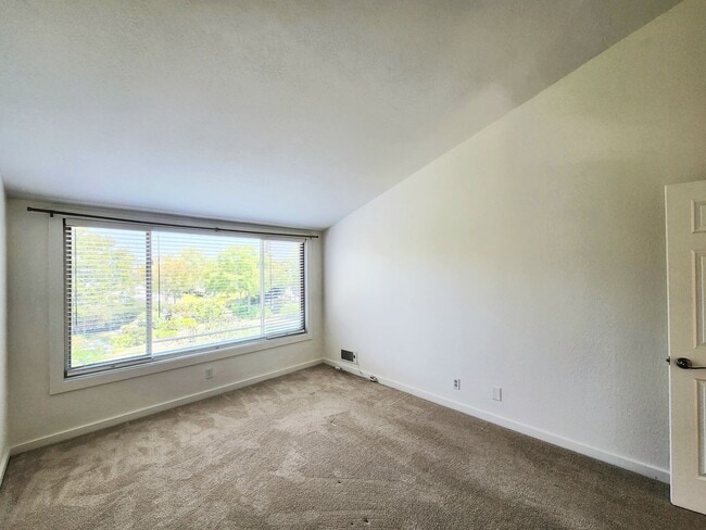 Building Photo - Spacious & bright 3 bedroom 2 bath home in...