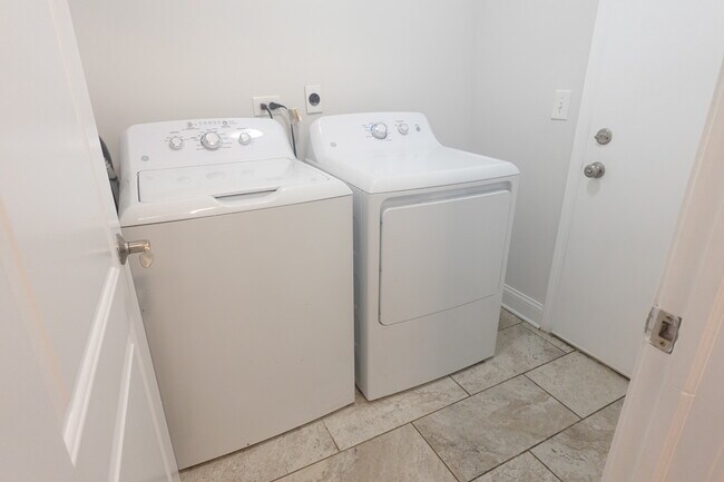 Building Photo - 337 S Arrowhead Ct