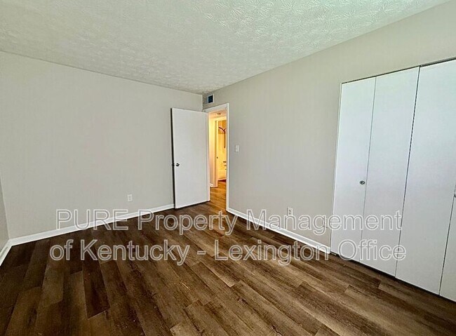 Building Photo - 3772 Camelot Dr