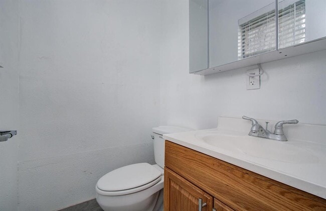 Building Photo - 502 Guyer St