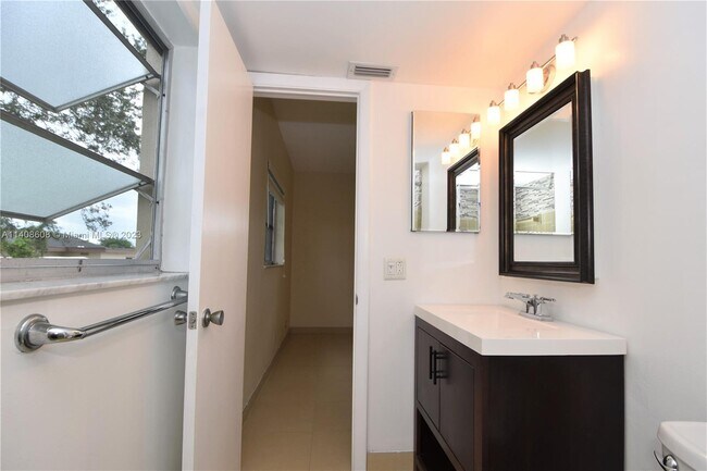 Building Photo - 7500 NW 5th Pl