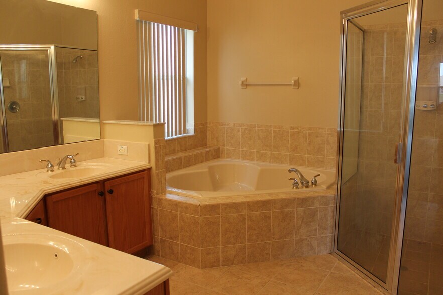Master Bathroom - 3587 Somerset Cir