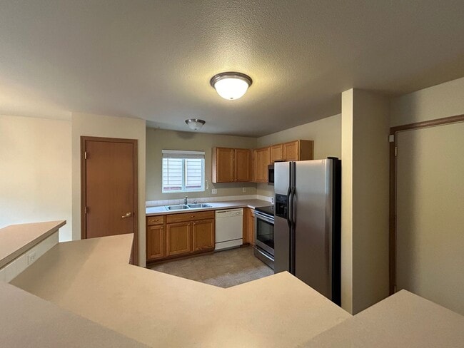 Building Photo - Beautiful 4 bd 2.5 bath w/ 2-car Garage Ho...