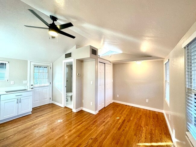 Building Photo - Renovated Studio with Front and Back Yard!...