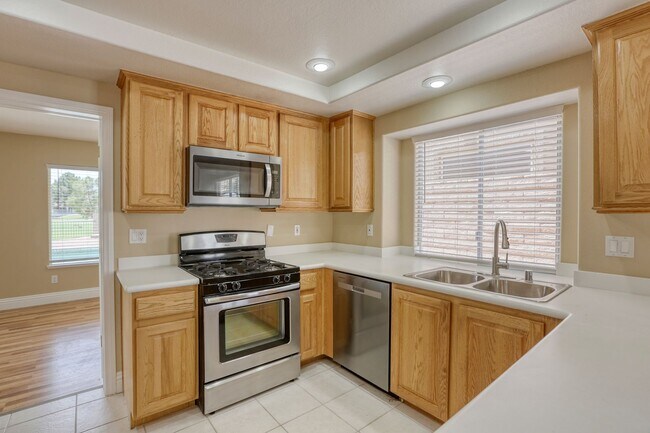 Building Photo - POOL HOME WITH LUSCIOUS GOLF COURSE & MAJE...