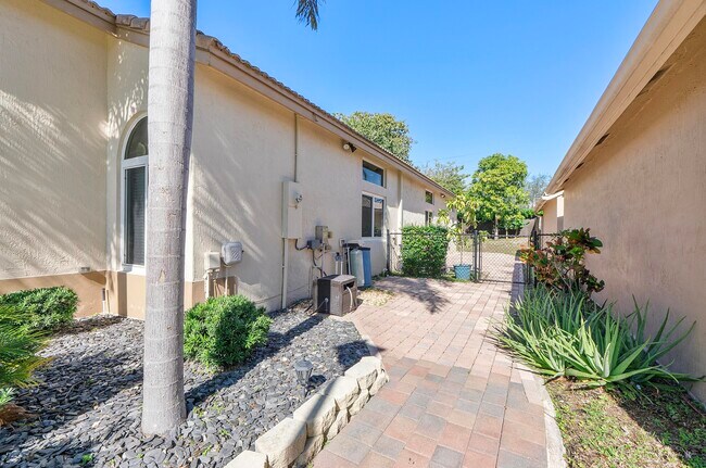 Building Photo - 5029 Heron Pl