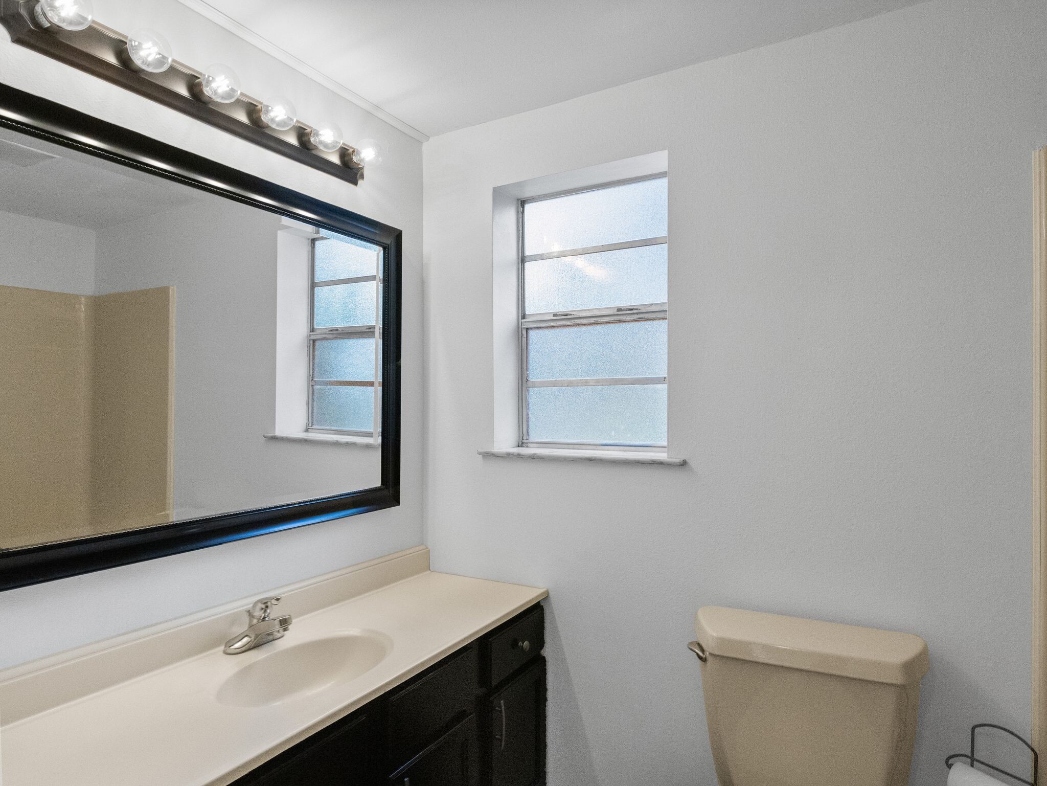 Building Photo - 1572 Cedar St