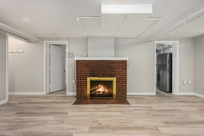 Building Photo - Spacious 1/BR Lower Level Unit- $799- Off ...