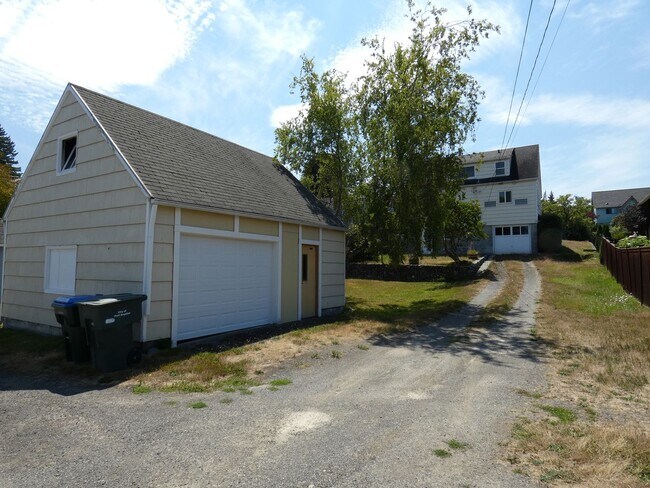 Building Photo - 411 E 11th St