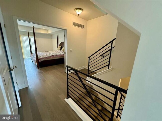Building Photo - 906 Lakeview Ct