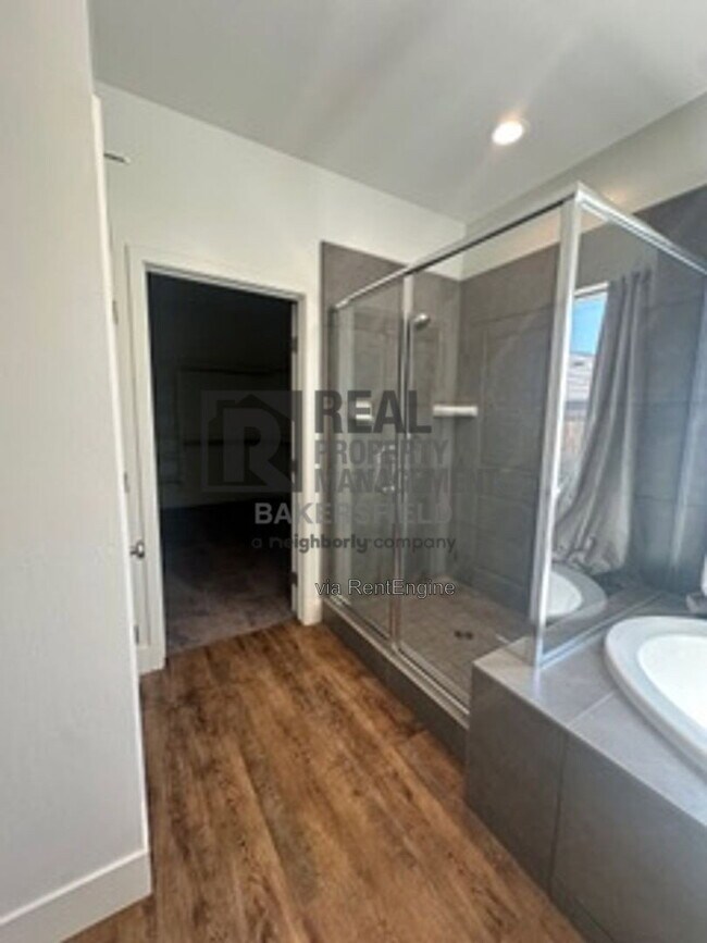 Building Photo - 823 Brookline Ln