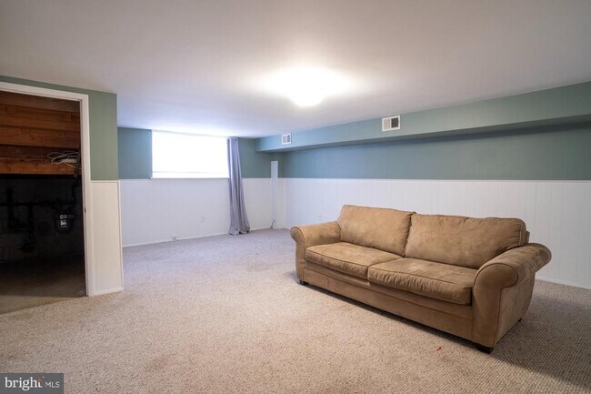 Building Photo - 933 Elm Rd