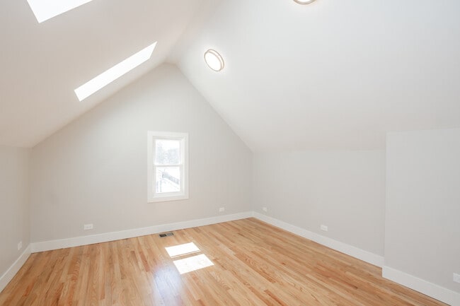 Building Photo - 2112 W Roscoe St