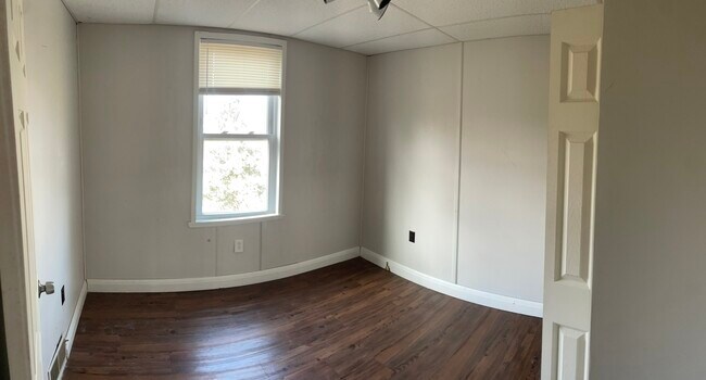 Building Photo - 2022 Plainview Ave