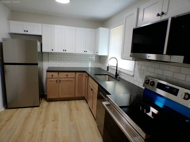 Building Photo - Cozy 3 bedrooms and 1 bath in a corner lot off Blue Ridge Blvd and U.S. Hwy 71 at Grandview, MO