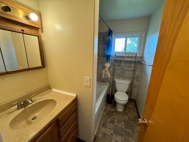 Building Photo - Beautiful Home