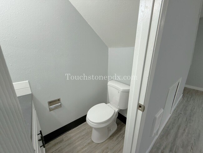 Building Photo - Modern 2-bedroom Apartment in Skylark Apartments