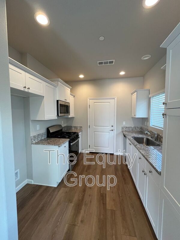 Building Photo - 418 S Summit St