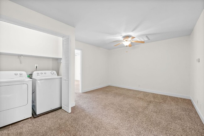 Building Photo - Pet Friendly Condo Downtown!