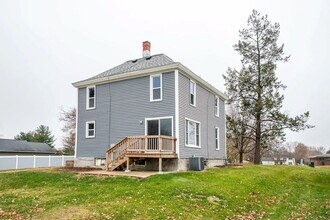 Building Photo - 4 Bedroom 1 Bath - Short term lease available contact for more information