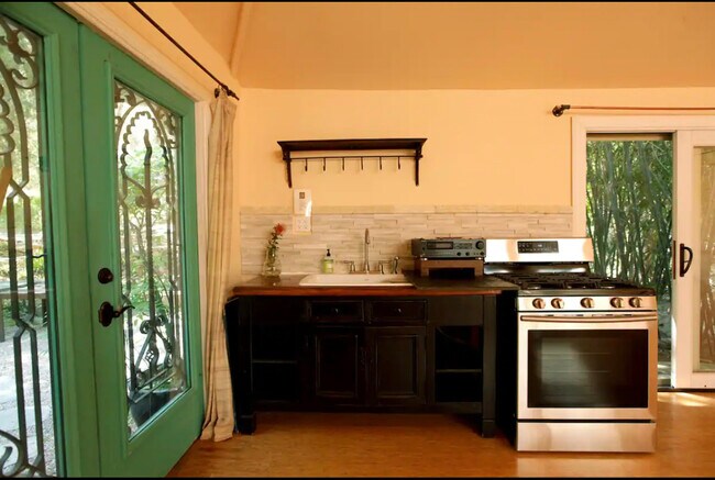 Building Photo - 2376 Old Topanga Canyon Rd