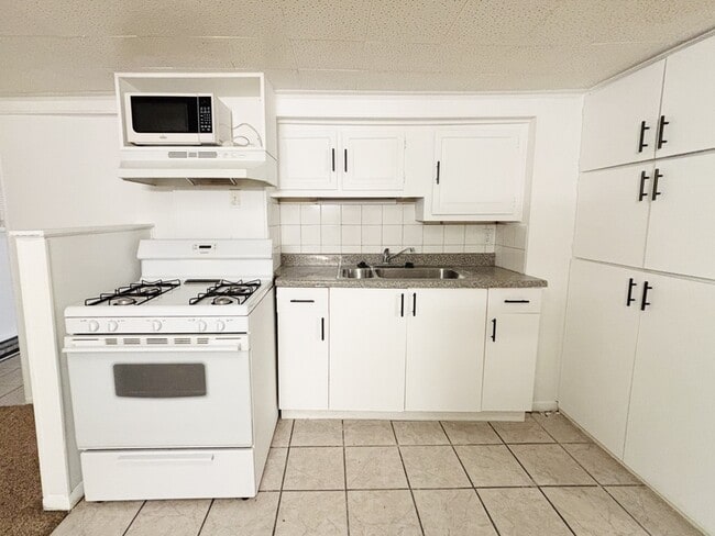 Building Photo - 925 Wilson Ave S