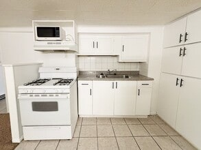 Building Photo - 925 Wilson Ave S