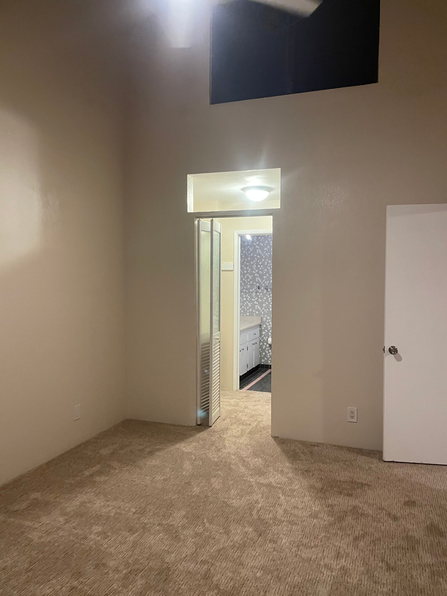 Building Photo - 2180 W Vineyard St