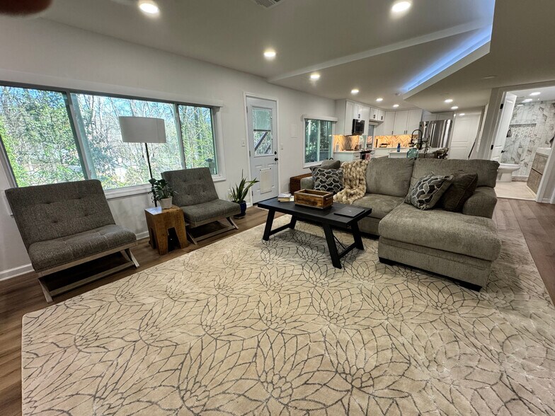 Building Photo - Room in Apartment on Wynfair Dr