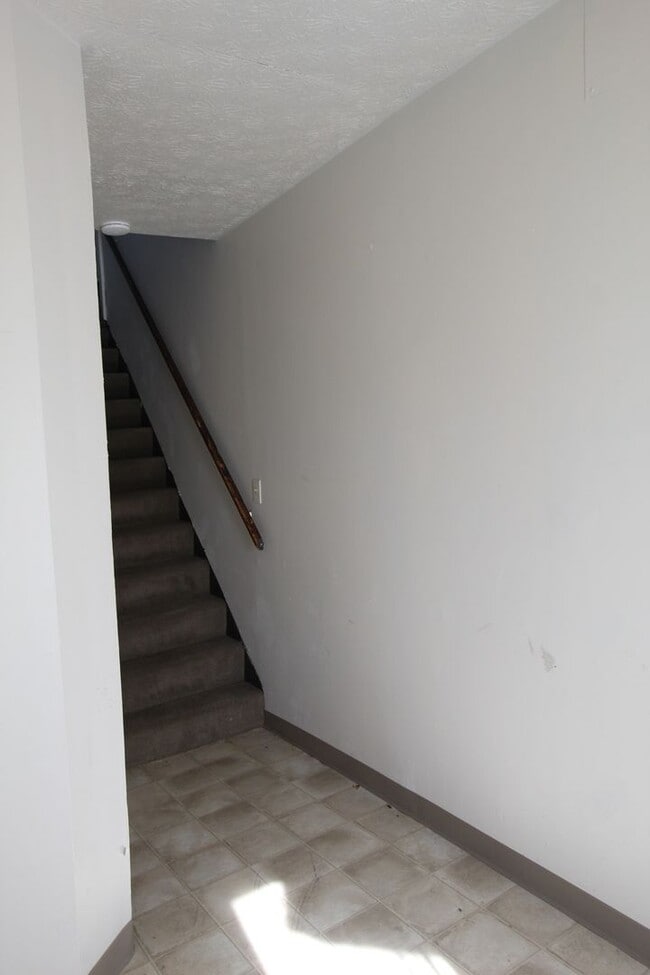 Building Photo - Upstairs Studio Apartment