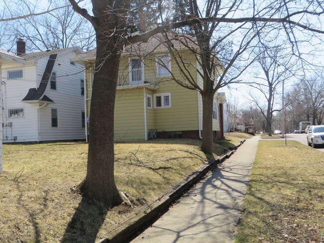 Building Photo - 826 Nuttman Ave