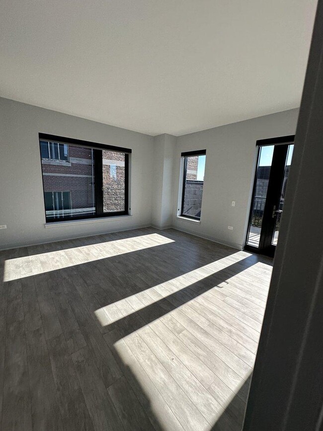 Building Photo - 2 bedroom in Chicago IL Unit 510