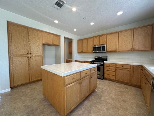 Building Photo - Gorgeous 3 Bed / 2.5 Bath Home in Desirable Rose Garden Community!