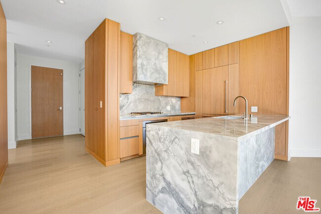 Building Photo - 211 Elm Ct