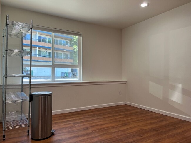 Building Photo - Large UW Townhome available 9/1 for 2025-2...