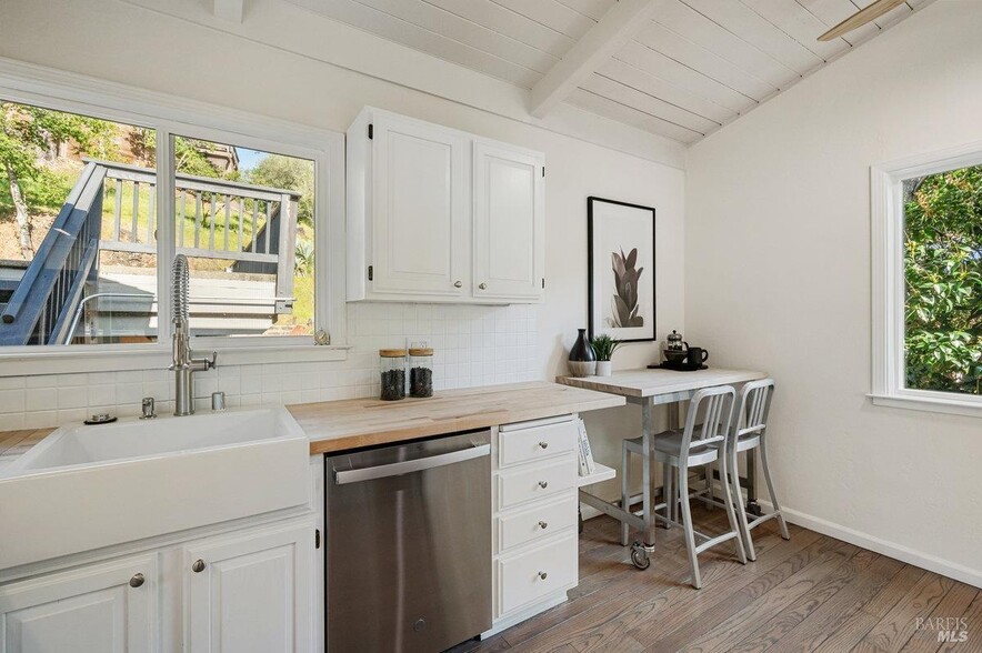 Kitchen with eating nook - 19 Savannah Ave